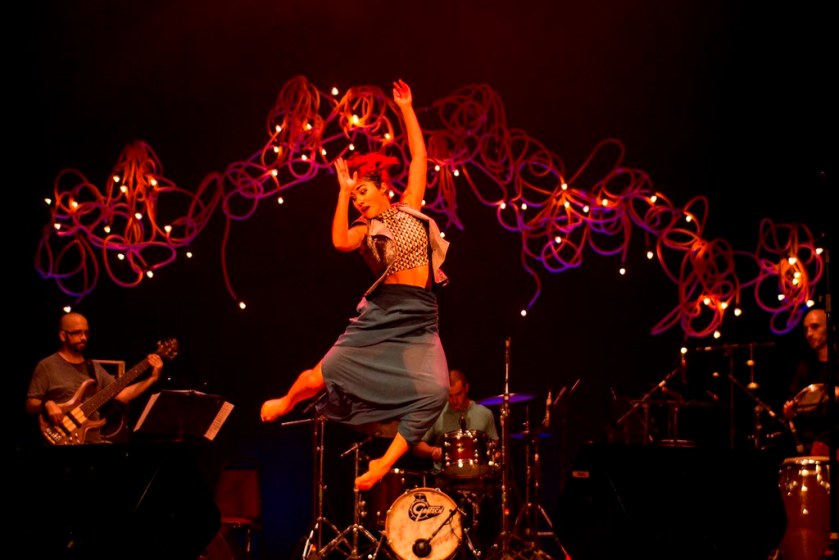A atriz, cantora e dançarina no show de lançamento de Cordões Umbilicais, Teatro de Santa Isabel, Recife. Foto: divulgação