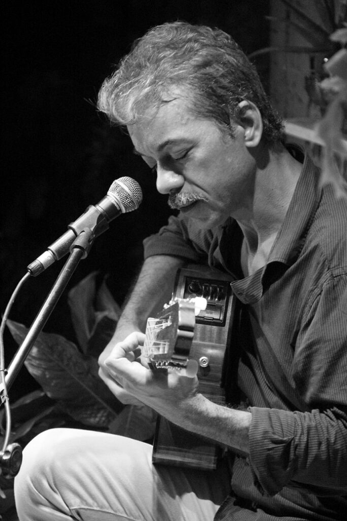 O cantor e compositor Marconi Rezende. Foto: Danielle Vieira/ Divulgação