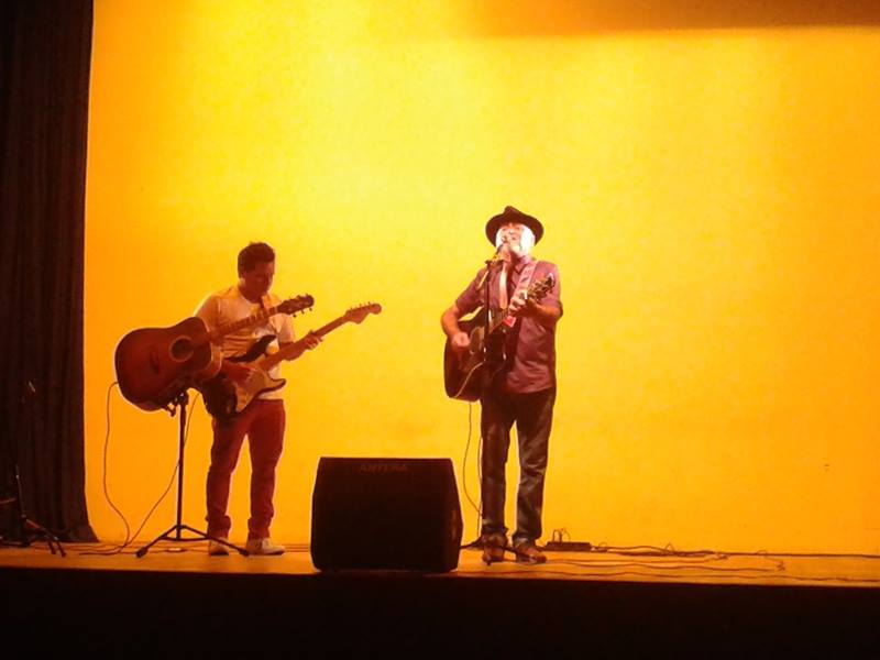 Marcos Lussaray e Lourival Tavares em show no Teatro da Cidade (2014). Foto: Zema Ribeiro/ Divulgação