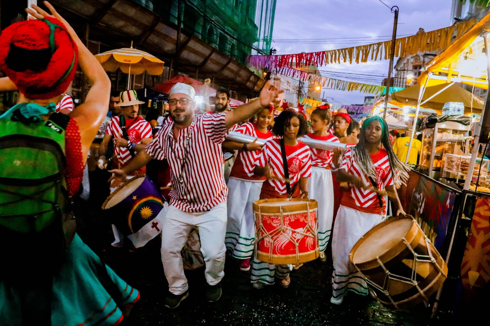 O percussionista Tarcísio Resende à frente do Maracatu Quebra-Baque. Foto: divulgação
